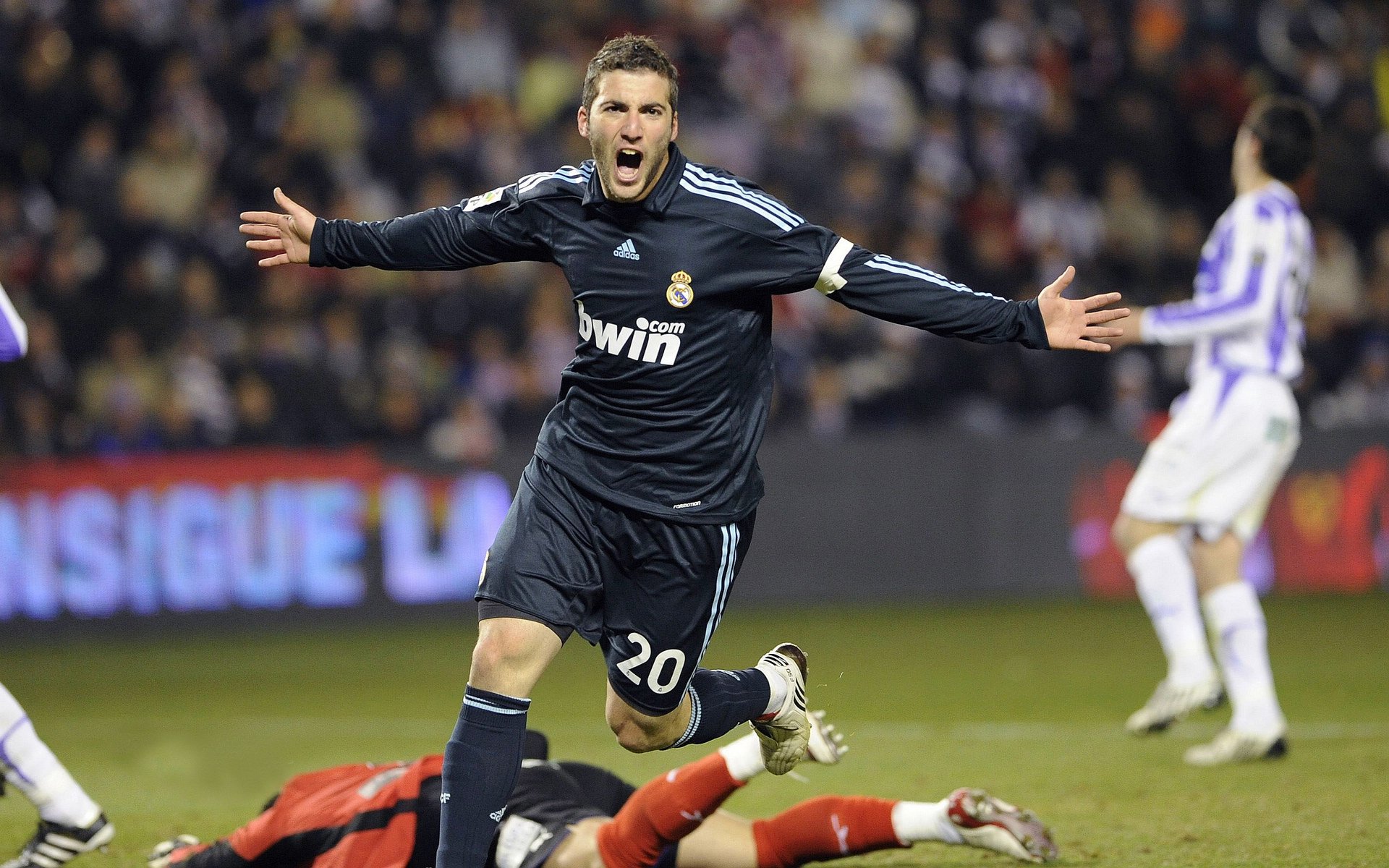 欧洲足球双城记,阿劳霍意甲封神,比利时铁卫压制曼城